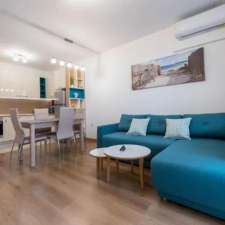 Labyrinth - Free Parking Space Included