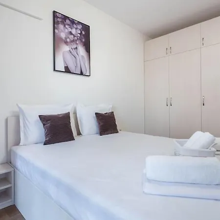 Labyrinth - Free Parking Space Included Варна