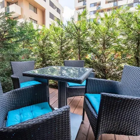 Labyrinth - Free Parking Space Included * Warna