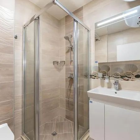 Labyrinth - Free Parking Space Included * Warna